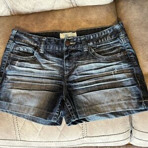 Women’s Mid-Rise Blue Wash Denim Shorts 11/12 Maurice’s